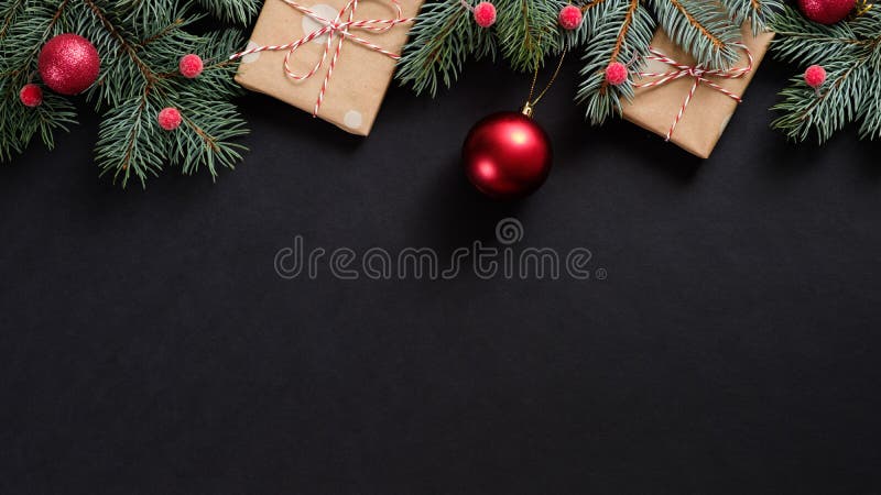 Kerstboom met rode versieringen en geschenken op zwarte achtergrond Vlakke laag, hoogste mening, overheadkosten Kerstbanner-spotj royalty-vrije stock afbeeldingen Kerstboom met rode versieringen en geschenken op zwarte achtergrond Vlakke laag, hoogste mening, overheadkosten Kerstbanner-spotj royalty-vrije stock afbeeldingen