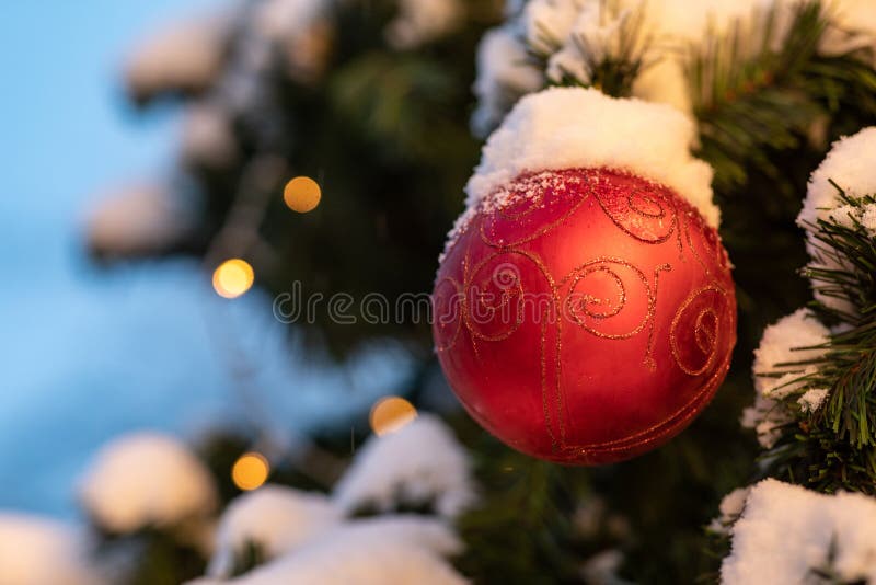 Kerstboom met slingerlichten en rode ballen wordt verfraaid die stock foto Kerstboom met slingerlichten en rode ballen wordt verfraaid die stock foto