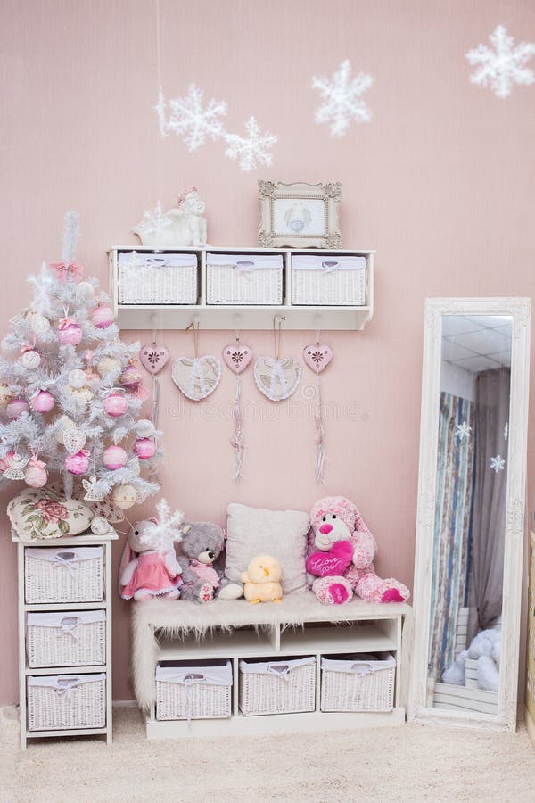Kerstboom in Sjofele elegante stijlwoonkamer stock foto Kerstboom in Sjofele elegante stijlwoonkamer stock foto