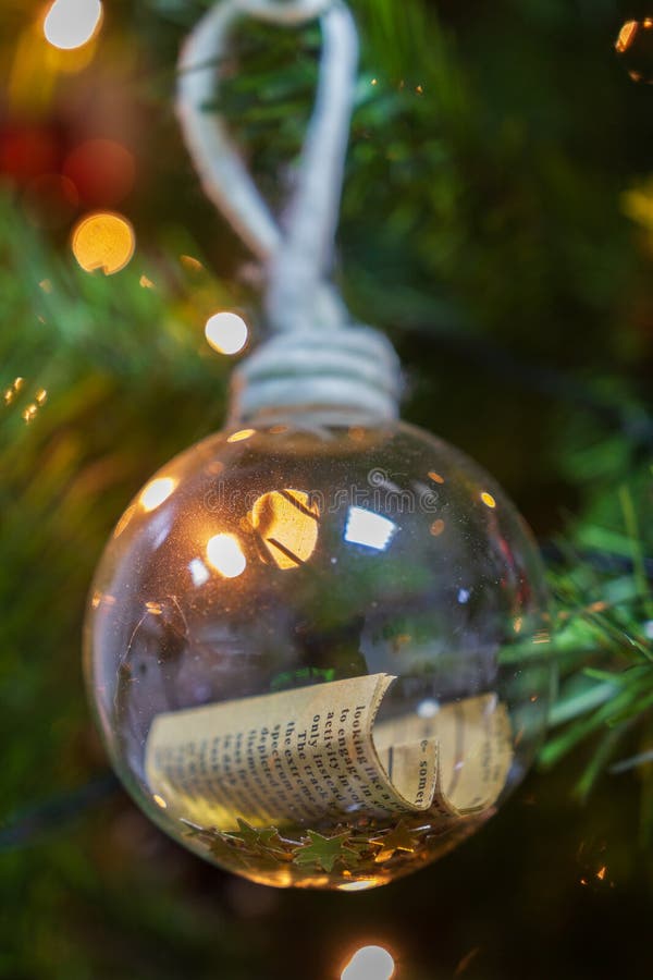 Kerstboom van een hangende decoratieve berichtbal in gezicht stock foto's Kerstboom van een hangende decoratieve berichtbal in gezicht stock foto's
