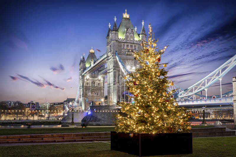 Kerstboom voor de iconische Tower Bridge, Verenigd Koninkrijk stock foto's Kerstboom voor de iconische Tower Bridge, Verenigd Koninkrijk stock foto's