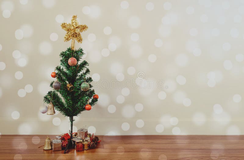 Kerstboomdecoratie met de lichten van cirkelbokeh op houten vloer, in woonkamer royalty-vrije stock foto Kerstboomdecoratie met de lichten van cirkelbokeh op houten vloer, in woonkamer royalty-vrije stock foto