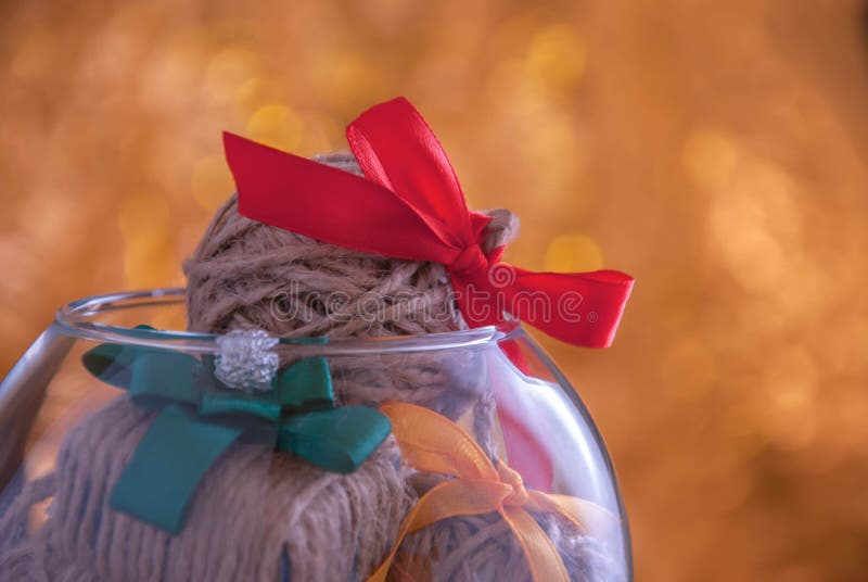 kerstcadeaus en ballen, in een glazen goblet, tegen een gouden achtergrond van bokverlichting royalty-vrije stock foto kerstcadeaus en ballen, in een glazen goblet, tegen een gouden achtergrond van bokverlichting royalty-vrije stock foto