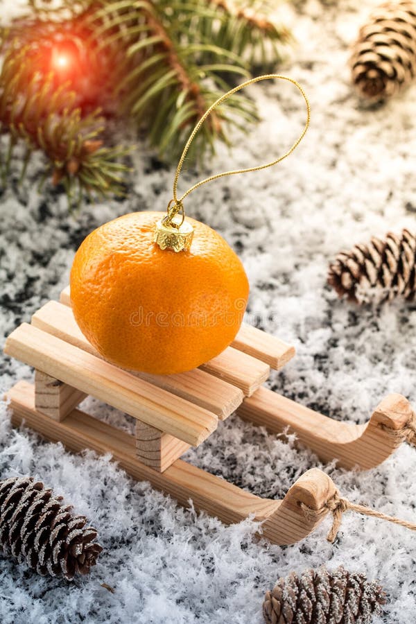 Kerstkaart met houten slee, met verse tangerin royalty-vrije stock foto's Kerstkaart met houten slee, met verse tangerin royalty-vrije stock foto's