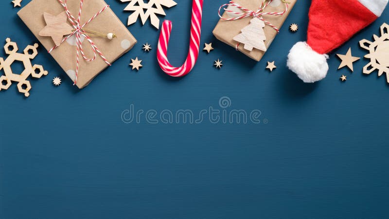 kerstkader met bovengrens van wijnjaardecoraties, cadeaudoospapier met inpakjes, snoepriet, nieuwjaarshoed, houten sneeuwvlokken royalty-vrije stock fotografie kerstkader met bovengrens van wijnjaardecoraties, cadeaudoospapier met inpakjes, snoepriet, nieuwjaarshoed, houten sneeuwvlokken royalty-vrije stock fotografie