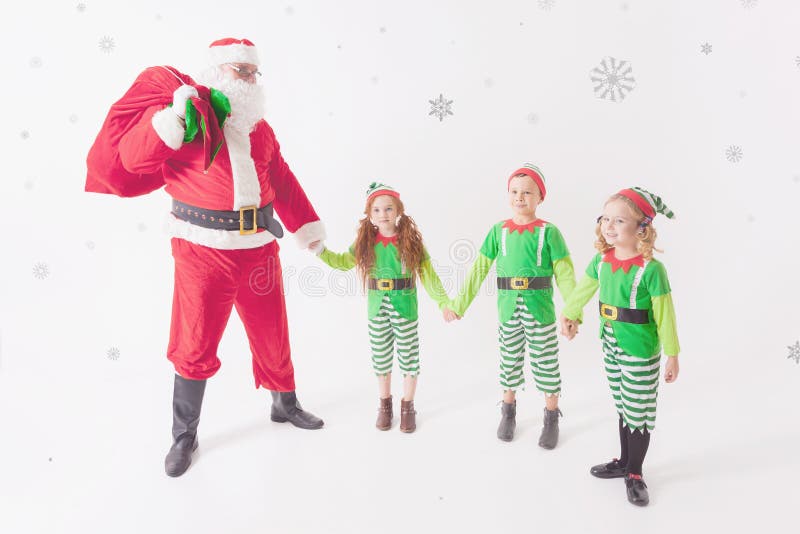 Kerstman` s helpers die bij Arctica werken Hij de lijst van Lezingswensen royalty-vrije stock foto's Kerstman` s helpers die bij Arctica werken Hij de lijst van Lezingswensen royalty-vrije stock foto's