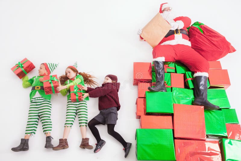 Kerstman` s helpers die bij Arctica werken Hij de lijst van Lezingswensen royalty-vrije stock afbeeldingen Kerstman` s helpers die bij Arctica werken Hij de lijst van Lezingswensen royalty-vrije stock afbeeldingen