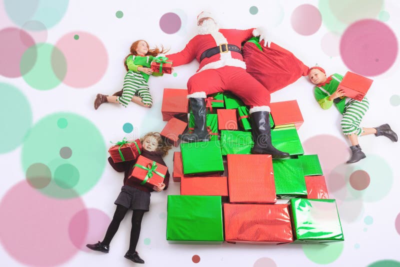 Kerstman` s helpers die bij Arctica werken Hij de lijst van Lezingswensen royalty-vrije stock foto's Kerstman` s helpers die bij Arctica werken Hij de lijst van Lezingswensen royalty-vrije stock foto's