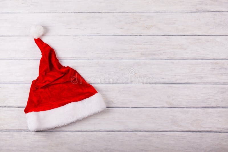 Kerstmanhoed op houten bureau stock afbeelding