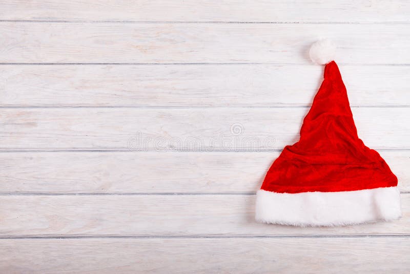 Kerstmanhoed op houten bureau stock foto