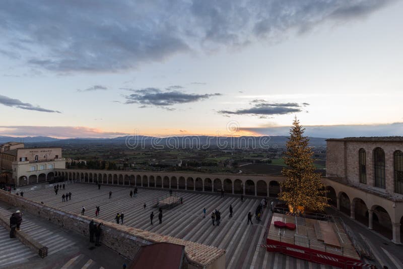 Kerstmis 2017 in Assisi, met een mening van pauselijke chu van San Francesco stock afbeeldingen Kerstmis 2017 in Assisi, met een mening van pauselijke chu van San Francesco stock afbeeldingen