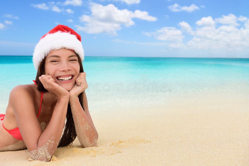 Kerstmis Aziatische vrouw van de kerstmanhoed op tropisch strand stock afbeeldingen Kerstmis Aziatische vrouw van de kerstmanhoed op tropisch strand stock afbeeldingen