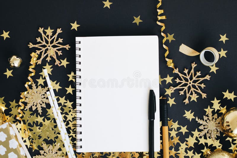 Kerstmis de spot van het planningsconcept omhoog Het notitieboekje op zwarte achtergrond met washiband, goud speelt confettien, g stock fotografie Kerstmis de spot van het planningsconcept omhoog Het notitieboekje op zwarte achtergrond met washiband, goud speelt confettien, g stock fotografie