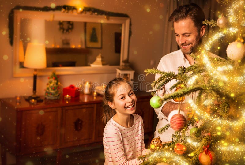 Kerstmis - de vader en de dochter verfraaien Kerstmisboom