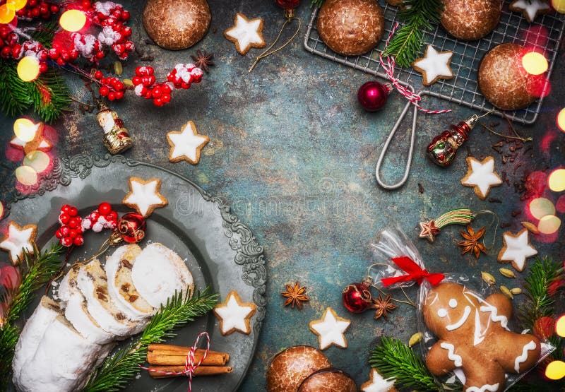 Kerstmis die zoet voedselkader met de eigengemaakte peperkoekmens bakken, koekjes, stollen met kruiden, spartakken en rode vakant stock afbeelding Kerstmis die zoet voedselkader met de eigengemaakte peperkoekmens bakken, koekjes, stollen met kruiden, spartakken en rode vakant stock afbeelding