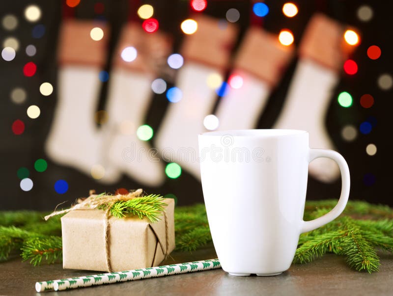 Kerstmis donkere achtergrond, Kerstmissokken, gift, spartakken, kop met thee of koffie, magische bokeh, lege ruimte royalty-vrije stock foto Kerstmis donkere achtergrond, Kerstmissokken, gift, spartakken, kop met thee of koffie, magische bokeh, lege ruimte royalty-vrije stock foto