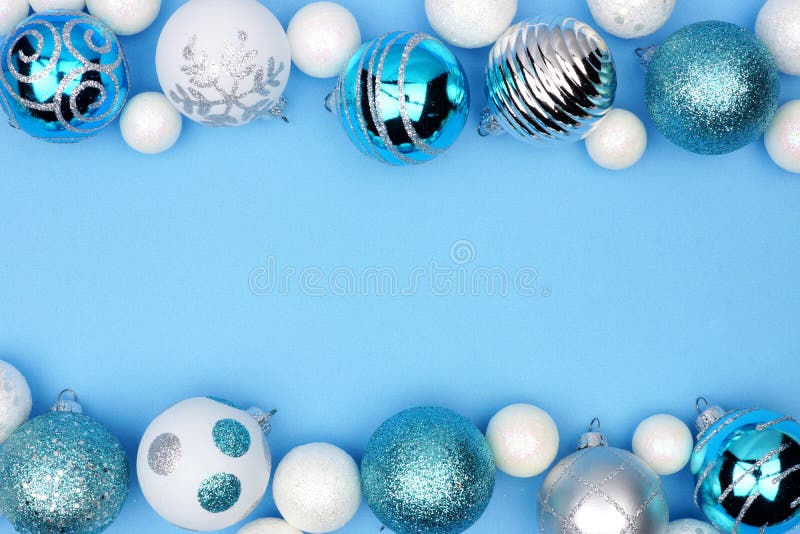 Kerstmis dubbele grens van blauwe, witte en zilveren ornamenten over blauw royalty-vrije stock afbeeldingen Kerstmis dubbele grens van blauwe, witte en zilveren ornamenten over blauw royalty-vrije stock afbeeldingen