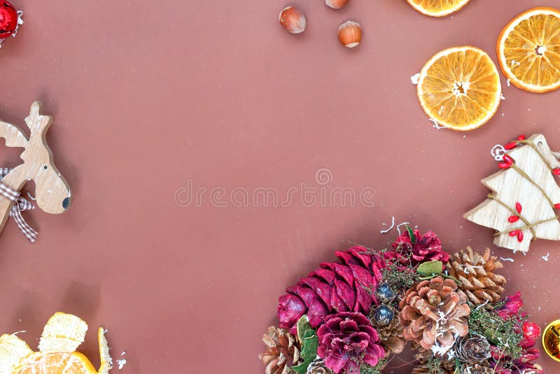 Kerstmis en Nieuwjaarvakantieachtergrond met Kerstmiskronen, ballen en speelgoed, wintertijd Editable vectorillustratie van origi royalty-vrije stock afbeelding Kerstmis en Nieuwjaarvakantieachtergrond met Kerstmiskronen, ballen en speelgoed, wintertijd Editable vectorillustratie van origi royalty-vrije stock afbeelding
