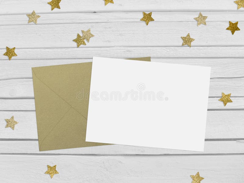 Kerstmis, het modelscène van de Nieuwjaarpartij met de gouden schitterende confettien van de stervorm, lege document en envelop w stock foto Kerstmis, het modelscène van de Nieuwjaarpartij met de gouden schitterende confettien van de stervorm, lege document en envelop w stock foto
