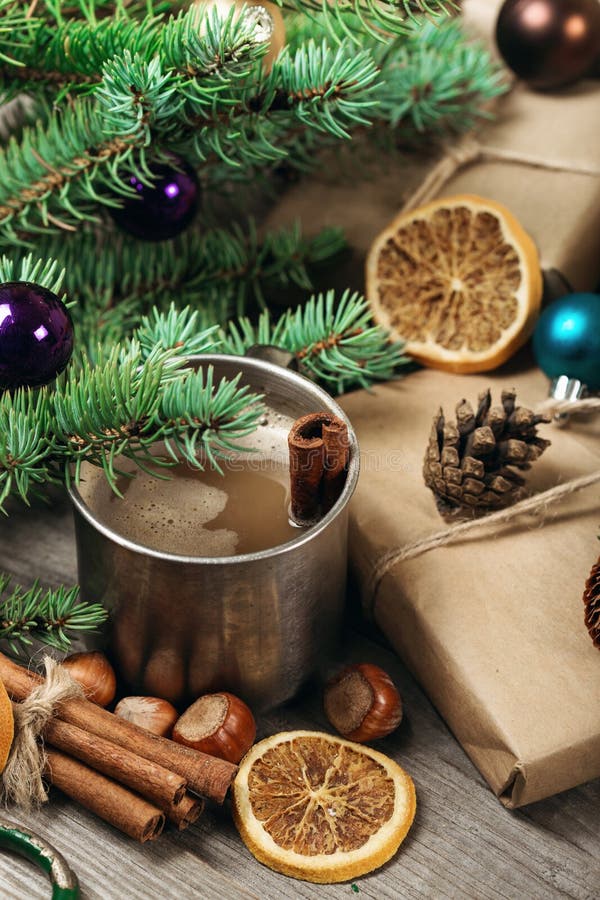 Kerstmis huidig met kop van koffie en kaneel royalty-vrije stock afbeeldingen Kerstmis huidig met kop van koffie en kaneel royalty-vrije stock afbeeldingen