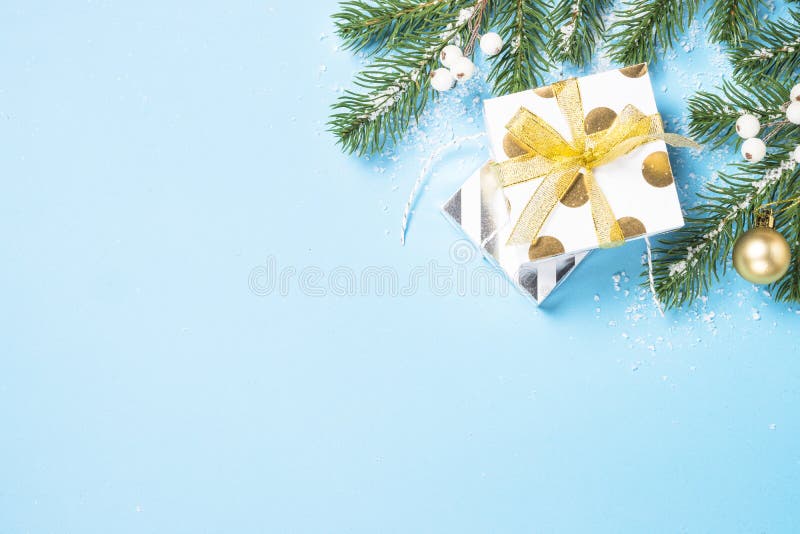 Kerstmis Huidige doos met decoratie op blauwe bovenkant als achtergrond vi royalty-vrije stock foto's Kerstmis Huidige doos met decoratie op blauwe bovenkant als achtergrond vi royalty-vrije stock foto's