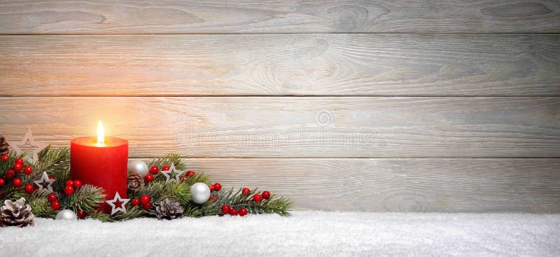 Kerstmis of Komst houten achtergrond met een kaars