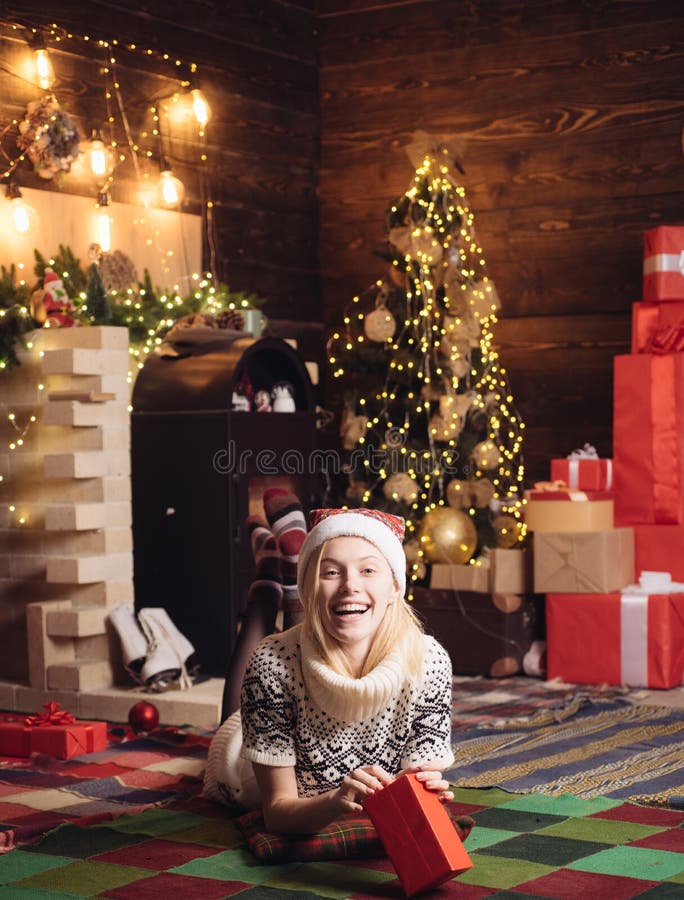 Kerstmis komt De hoed van de de klerenkerstman van de meisjeswinter viert Kerstmis en gelukkig nieuw jaar Huis binnenlandse Kerst stock afbeeldingen Kerstmis komt De hoed van de de klerenkerstman van de meisjeswinter viert Kerstmis en gelukkig nieuw jaar Huis binnenlandse Kerst stock afbeeldingen