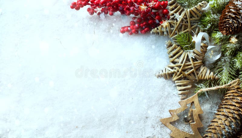 Kerstmis lichte achtergrond Kerstmisboom met sneeuw met g wordt verfraaid dat royalty-vrije stock afbeeldingen Kerstmis lichte achtergrond Kerstmisboom met sneeuw met g wordt verfraaid dat royalty-vrije stock afbeeldingen