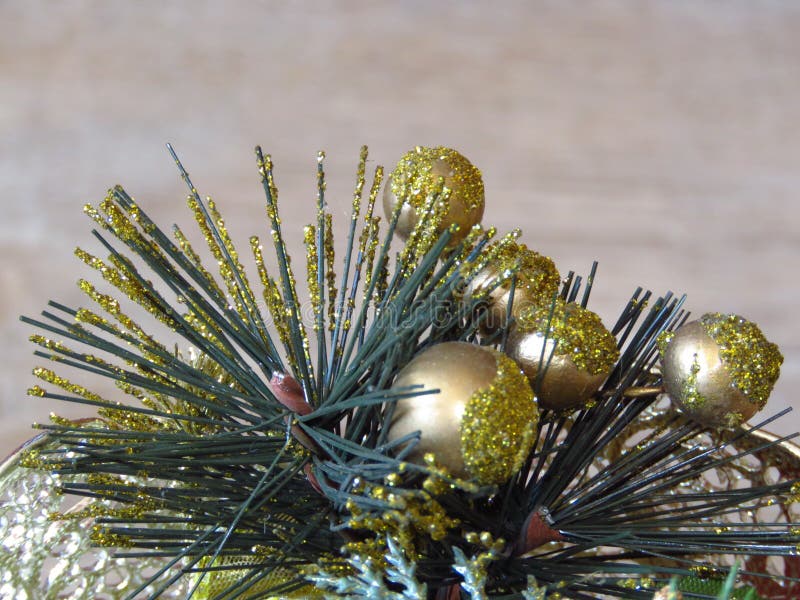 Kerstmis Nieuw jaar thuisdecor Versiering in een zilveren kom Tafeldecoratie Pijntak, glanzende gouden ballen stock foto's Kerstmis Nieuw jaar thuisdecor Versiering in een zilveren kom Tafeldecoratie Pijntak, glanzende gouden ballen stock foto's