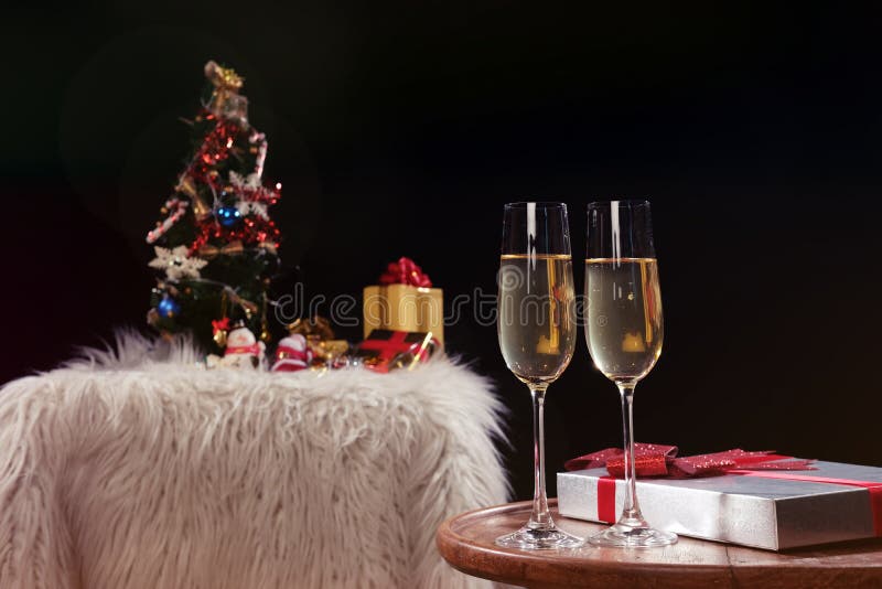 Kerstmis of Nieuwjaar de handen van Vieringsmensen met kristalglas royalty-vrije stock afbeeldingen Kerstmis of Nieuwjaar de handen van Vieringsmensen met kristalglas royalty-vrije stock afbeeldingen