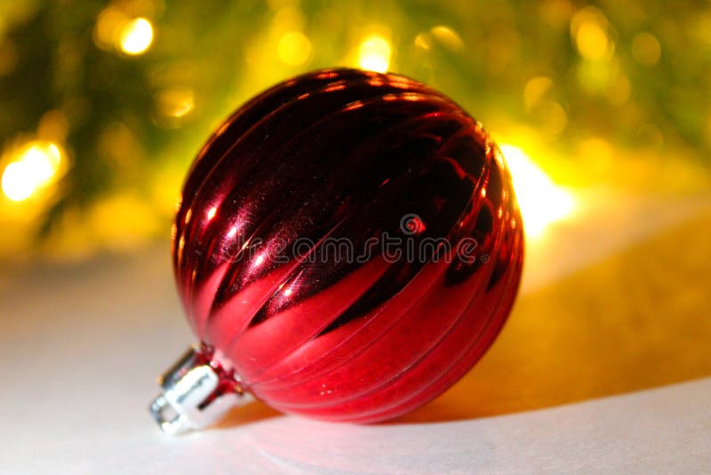 Kerstmis rode bal op een Kerstboom met lichtenachtergrond royalty-vrije stock fotografie Kerstmis rode bal op een Kerstboom met lichtenachtergrond royalty-vrije stock fotografie