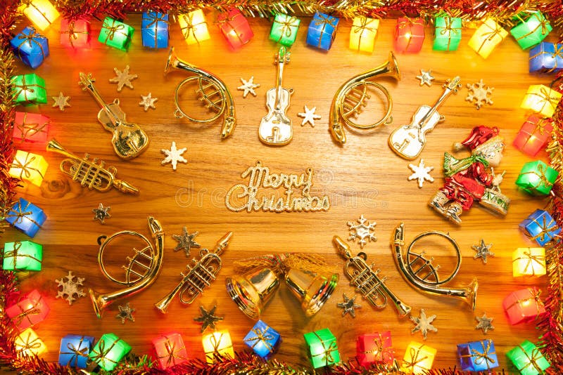 Kerstmis steekt het kader van de giftdoos en muzikaal instrument op gouden aan royalty-vrije stock fotografie Kerstmis steekt het kader van de giftdoos en muzikaal instrument op gouden aan royalty-vrije stock fotografie