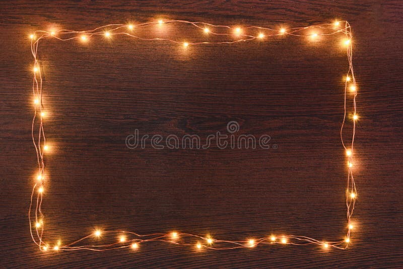 Kerstmis steekt slingergrens over donkere houten achtergrond aan Vlak leg, kopieer ruimte