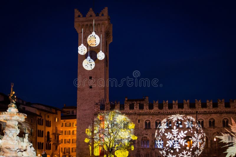 Kerstmis in Trento, een charmante oude stad met de Kerstmislichten stock foto's Kerstmis in Trento, een charmante oude stad met de Kerstmislichten stock foto's