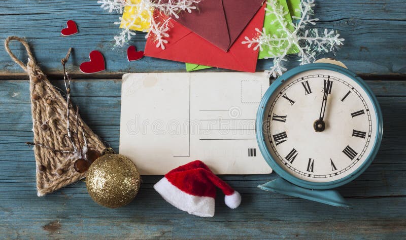 Kerstmis uitstekende kaart op uitstekende oude houten raad als achtergrond royalty-vrije stock foto Kerstmis uitstekende kaart op uitstekende oude houten raad als achtergrond royalty-vrije stock foto