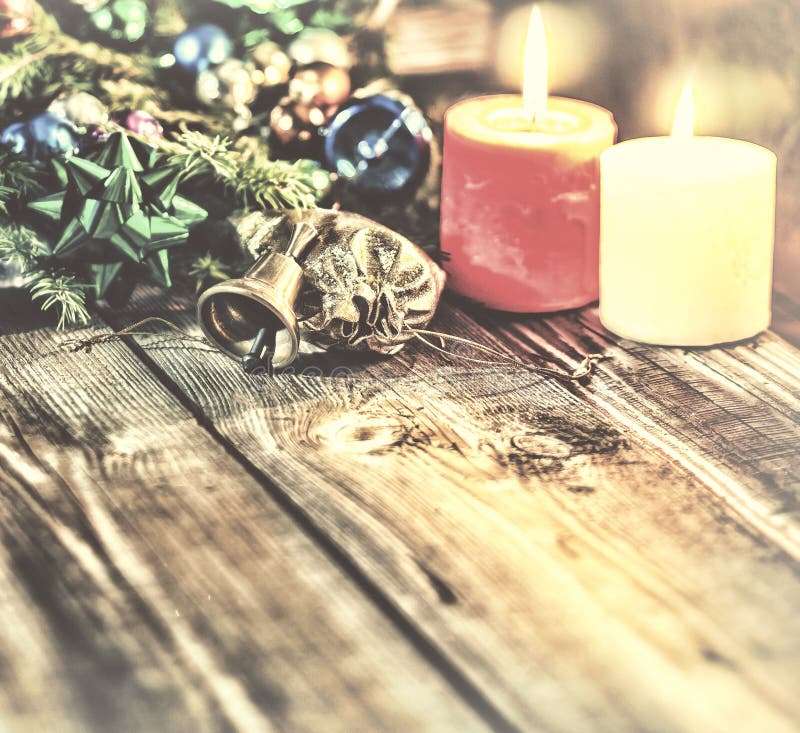 Kerstmisachtergrond, Kerstmis verfraaide spar, giften, kaarsen, giften Feestelijke bokeh Kerstmis bokeh Het goud schittert, sneeu royalty-vrije stock foto's Kerstmisachtergrond, Kerstmis verfraaide spar, giften, kaarsen, giften Feestelijke bokeh Kerstmis bokeh Het goud schittert, sneeu royalty-vrije stock foto's