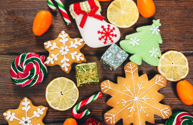 Kerstmisachtergrond met eigengemaakte peperkoekkoekjes stock fotografie Kerstmisachtergrond met eigengemaakte peperkoekkoekjes stock fotografie