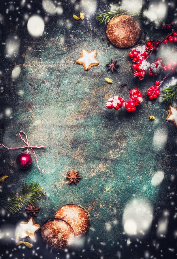 Kerstmisachtergrond met spartakken, koekjes, peperkoeken en sneeuw, hoogste meningskader stock afbeelding Kerstmisachtergrond met spartakken, koekjes, peperkoeken en sneeuw, hoogste meningskader stock afbeelding