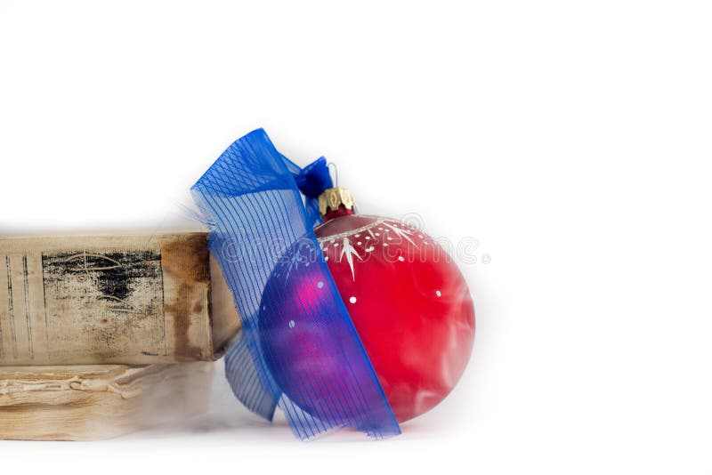 Kerstmisballen en oude boeken op witte achtergrondkerstmissamenstelling royalty-vrije stock fotografie Kerstmisballen en oude boeken op witte achtergrondkerstmissamenstelling royalty-vrije stock fotografie