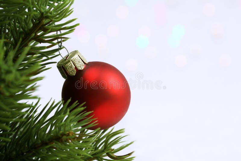 Kerstmisballen op de Kerstboom en lichten op fonkelings lichte achtergrond royalty-vrije stock fotografie Kerstmisballen op de Kerstboom en lichten op fonkelings lichte achtergrond royalty-vrije stock fotografie