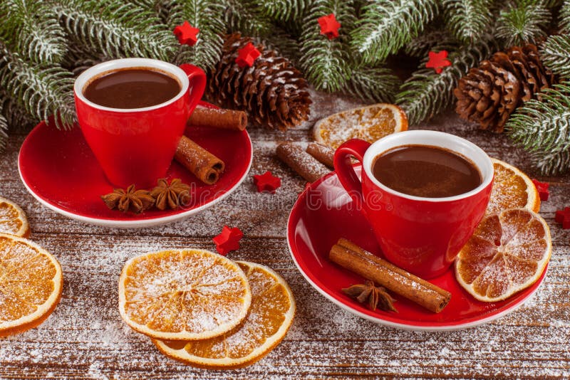 Kerstmisbanner met groene boom, kegels, rode koppen met hete chocolade, sinaasappel en kaneel op witte houten achtergrond Lege ru royalty-vrije stock foto's Kerstmisbanner met groene boom, kegels, rode koppen met hete chocolade, sinaasappel en kaneel op witte houten achtergrond Lege ru royalty-vrije stock foto's