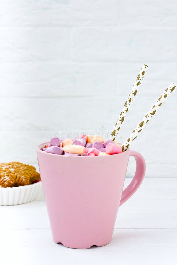 Kerstmiscacao met heemst roze kop en gemberkoekje op een houten lijst stock foto's Kerstmiscacao met heemst roze kop en gemberkoekje op een houten lijst stock foto's