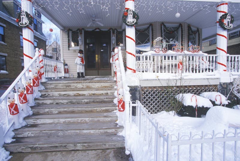 Kerstmisdecor op huis na de wintersneeuwstorm in Weehawken, New Jersey royalty-vrije stock foto's Kerstmisdecor op huis na de wintersneeuwstorm in Weehawken, New Jersey royalty-vrije stock foto's