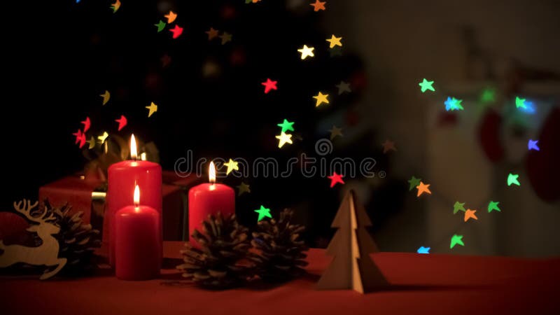 Kerstmisdecoratie die zich dichtbij fonkelende boom, voorbereidingen voor vakantie bevinden royalty-vrije stock afbeelding Kerstmisdecoratie die zich dichtbij fonkelende boom, voorbereidingen voor vakantie bevinden royalty-vrije stock afbeelding