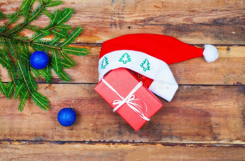 Kerstmisdecoratie met santahoed stock foto