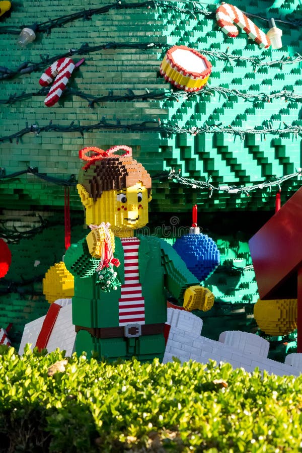 Kerstmiself van Lego-blokken Legoland, San Diego wordt gemaakt dat stock foto's Kerstmiself van Lego-blokken Legoland, San Diego wordt gemaakt dat stock foto's