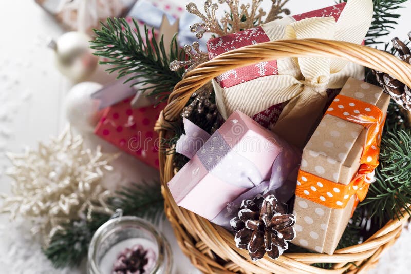 Kerstmisgiften op houten achtergrond stock afbeeldingen Kerstmisgiften op houten achtergrond stock afbeeldingen