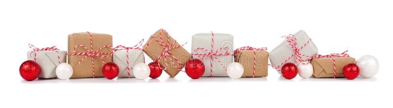 Kerstboord met bruine en witte cadeaudozen op een witte achtergrond stock foto's