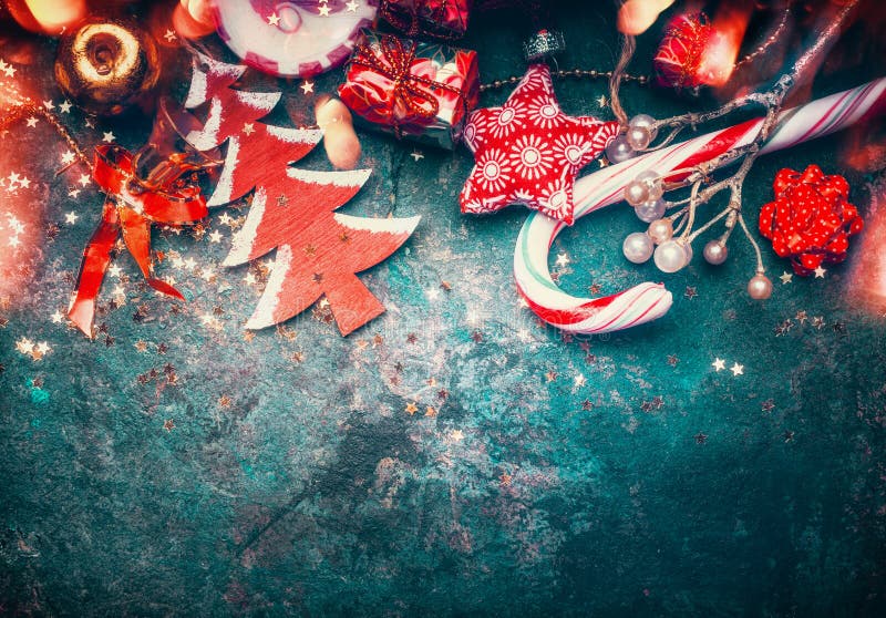 Kerstmisgrens met rode decoratie, Kerstmisboom en suikergoed op donkerblauwe uitstekende achtergrond