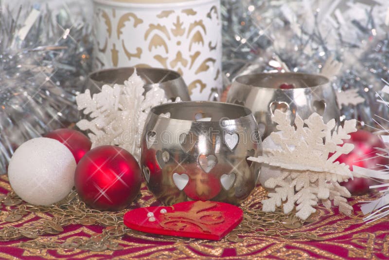 Kerstmiskaars en ornamenten stock fotografie Kerstmiskaars en ornamenten stock fotografie